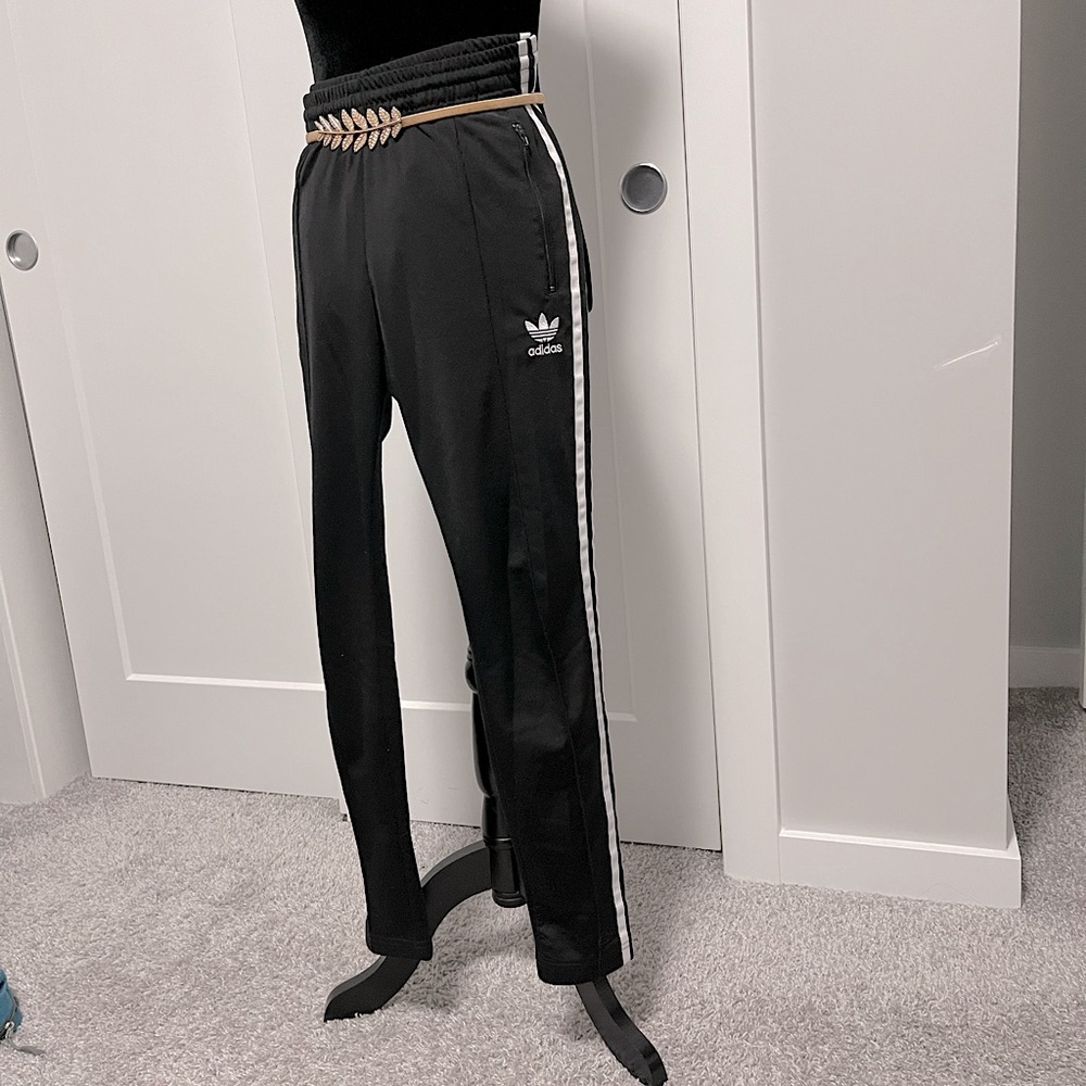 4𝒇𝒐𝒓$50 ADIDAS jogger pants SizeS